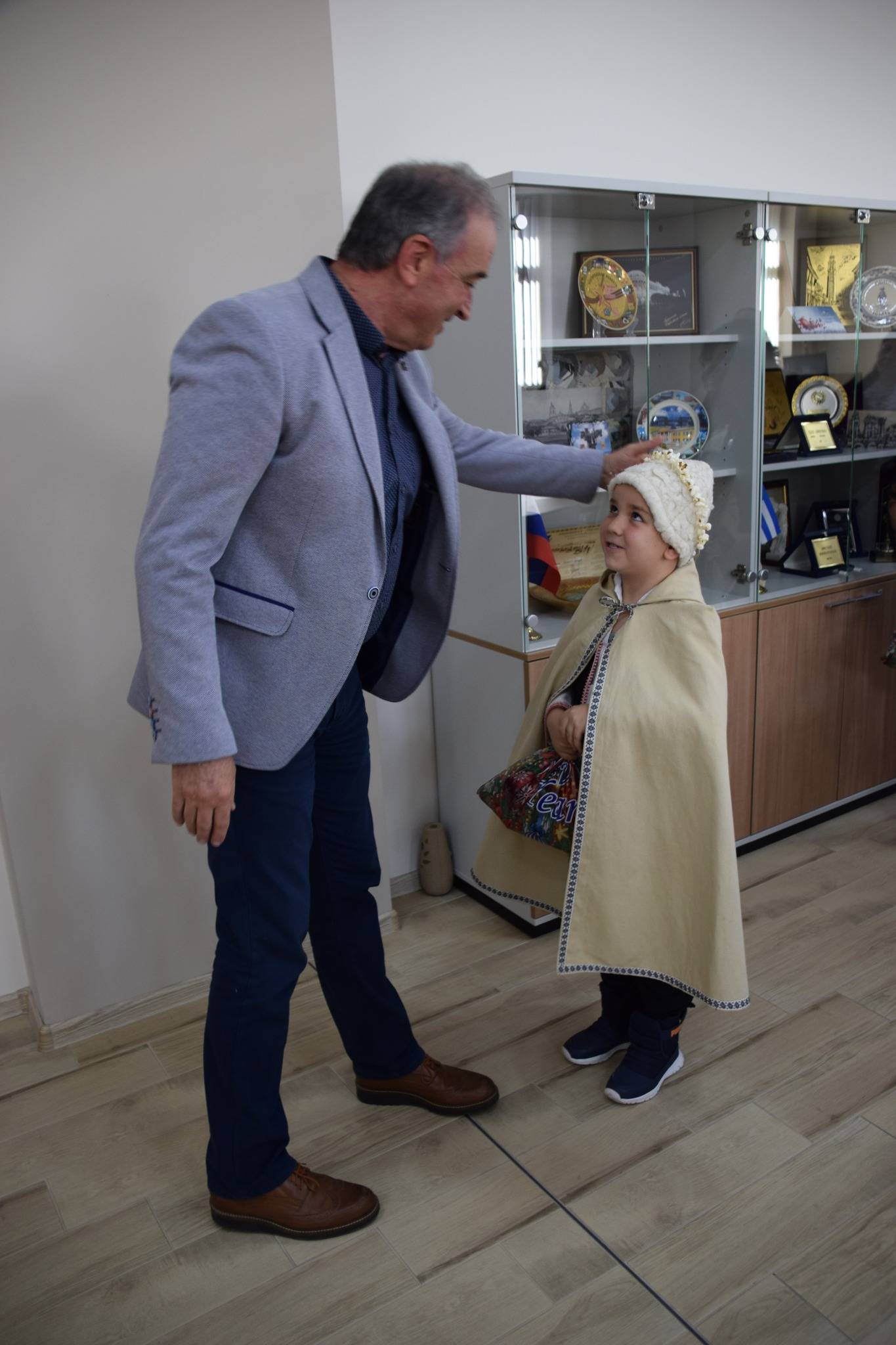 Малки коледари посетиха кмета на Асеновград д-р Христо Грудев 
